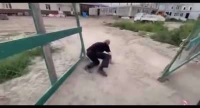 WCGW A drunken security guard met the Russian governor at a construction site