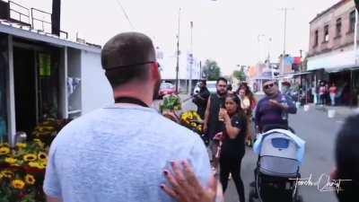 En Tepito predicador wero dialoga con creyentes de la santa muerte