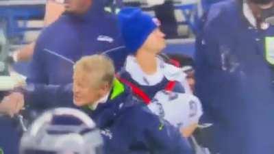 [Highlight] In anger, Pete Carroll throws his gum.