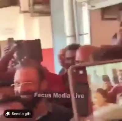 S. ഗോപി : നിങ്ങൾ ഇവിടത്തെ കഴിഞ്ഞ 5 വർഷത്തെ ഭരണത്തിൽ തൃപ്തരാണെങ്കിൽ ഒരു കാരണവശാലും എനിക്ക് വോട്ട് തരണ്ട.. തൃപ്തരാണോ??

കാണാൻ വന്നവർ : തൃപ്തരാണ്...