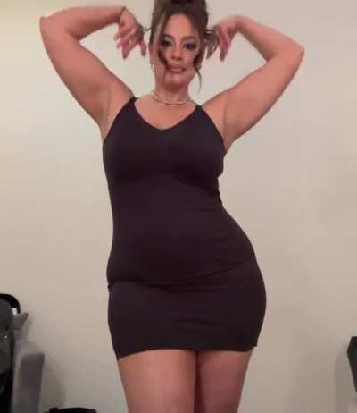 A little dance in her outfit for the Knix event!