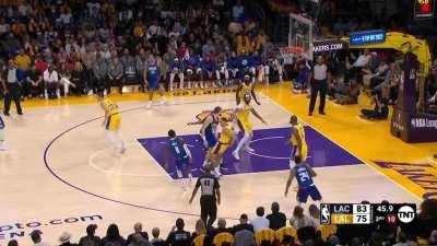 [Highlight] John Wall goes behind the back to get himself open for the midrange bucket