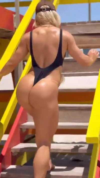 Imagine an Anal sex session with Vivi 🤌🔥