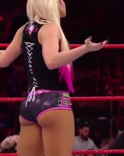 her 🍑ass🍑 in those tight trunks 😍