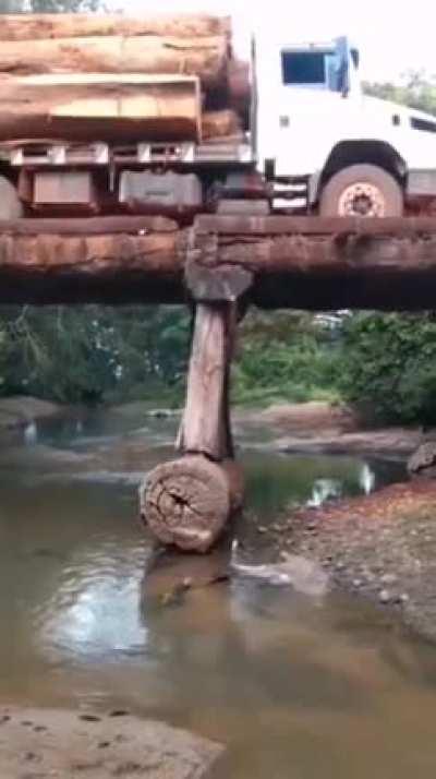 Large truck falls after wooden bridge collapses (Unknown Date)
