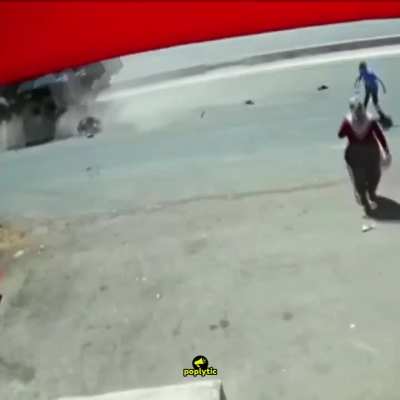 (HASSAS İÇERİK) Kahramanmaraş'ta karşıdan karşıya geçmeye çalışan 2 ve 8 yaşındaki kardeşlere iş makinası çarptı