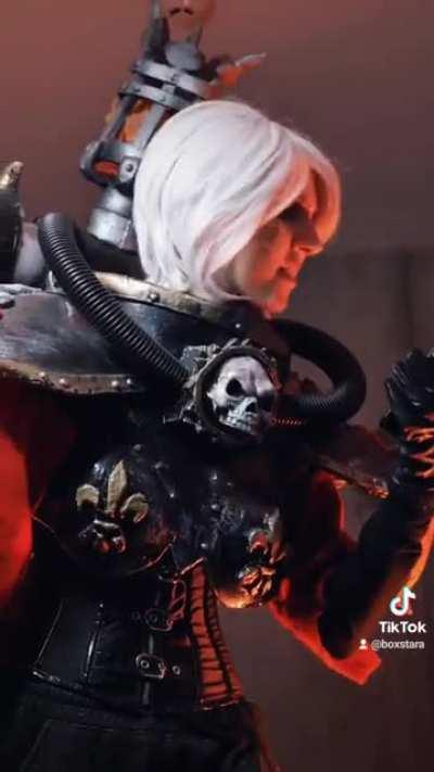 Sister of Battle is here to keep you safe from heresy 🙏 (Both cosplays by Me @boxstara)