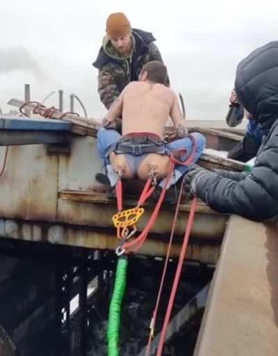 Bungeeing being held on by the rear