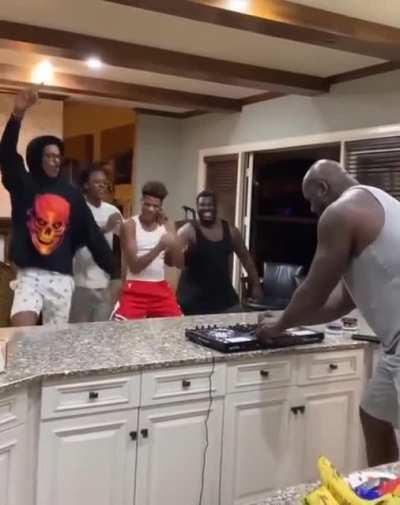 me and the boys dancing to Shum by Go_A