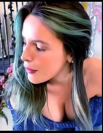 Bella Thorne bursting