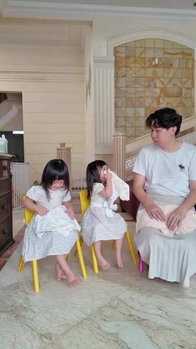 Dad teaches good manners to his twins