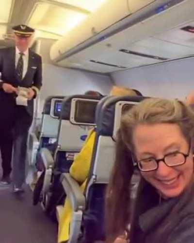 Pilot surprises Mom on flight.