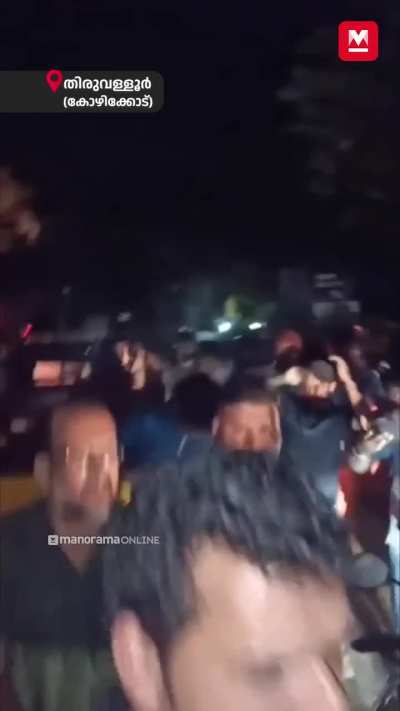 കോഴിക്കോട് - തിരുവള്ളൂരിൽ ഗുഡ്സ് ഓട്ടോറിക്ഷ ഡ്രൈവറായ യുവാവിന് നേരെ സംഘം ചേർന്ന് ക്രൂരമർദ്ദനം. ബൈക്കിൽ ഓട്ടോ തട്ടിയെന്ന് ആരോപിച്ചായിരുന്നു മർദ്ദനം. കൽപത്തൂർ സ്വദേശിയായ യുവാവിനാണ് മർദ്ദനമേറ്റത്. യുവാവ് ഓടിരക്ഷപ്പെടാൻ ശ്രമിച്ചെങ്കിലും വളഞ്ഞിട്ട് ആക്രമിക്കുകയ