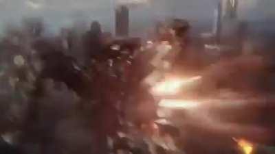 Are we not gonna talk about how Mechagodzilla jukes Godzilla