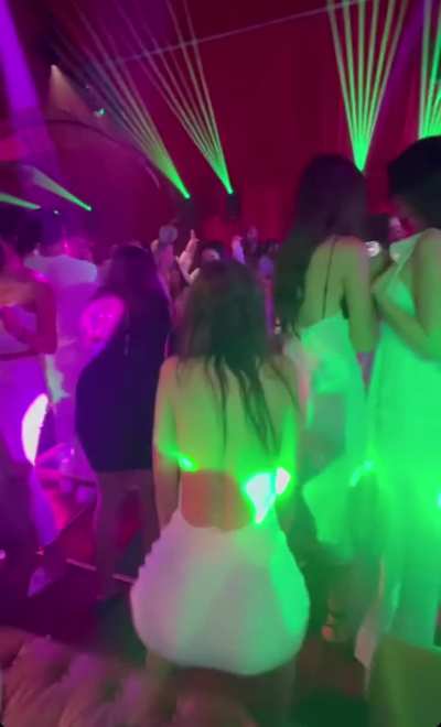 Emily Ratajkowski ass shaking