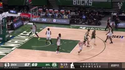[Highlight] Giannis scores 16 straight points to open the second half