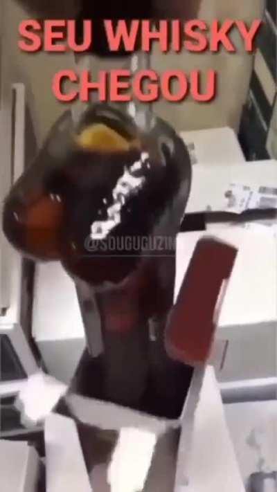 Seu whisky chegou, Carola