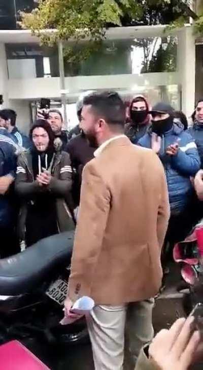 El diputado bonaerense Nahuel Sotelo comunica a los repartidores de apps que la ley para regularlas quedó suspendida