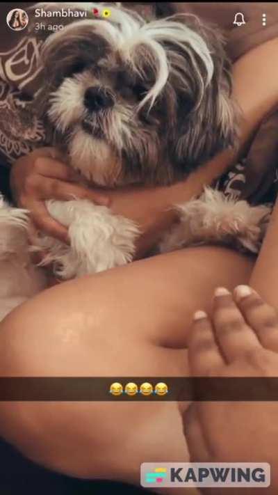 Have a look at her inner sexy thighs🍗