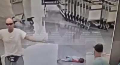 Hastalıklı orospu evladı çocuğu alıp fırlatıyor