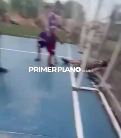 No le podes pegar asi a un pibe en el piso...