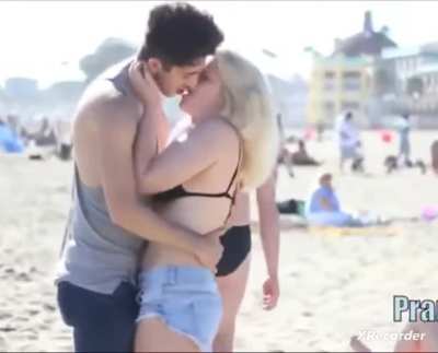 Anyone who wants to talk about kissing prank videos can send a DM.