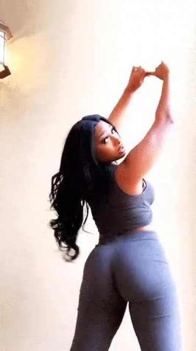 MEGAN IS TWERKING SO HARD THAT SHES SPRAYING SPICY GHOST PEPPER DIARRHEA 💩🌶 AT YOUR FACE YOU GONNA GET YOUR WINE GLASS OUT & COLLECT IT & THEN DRINK IT UP ??? To respect our queen! ?