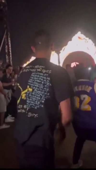 Dude throws a cup of urine on a crowd and… Get what’s deserved