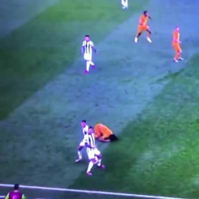 Leandro Paredes kicks the ball into the Netherlands bench causing an uproar.