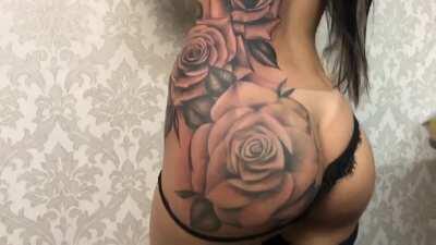 Mc Mirella mostrando a tatto