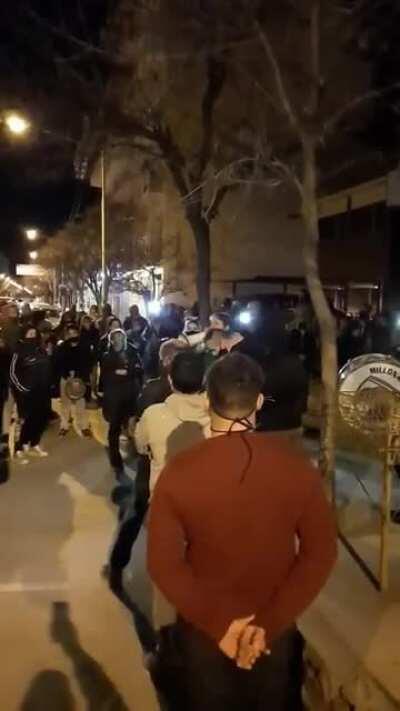 Ante la vuelta a fase 1, se pudrio en Cipolletti Rio Negro, los ciudadanos afuera de la casa del intendente diciendo que van a trabajar con o sin permiso del gobierno.