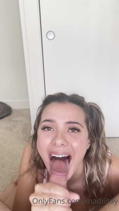 This blonde TikTok thot is having the time of her life! (M0RE of Her Stuff Bel0w!)