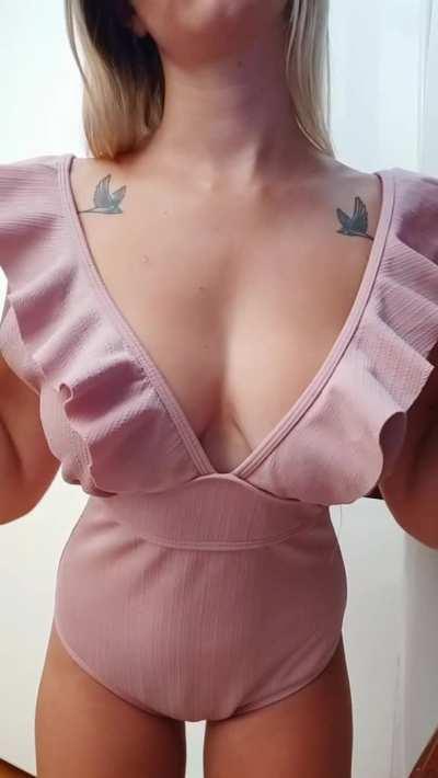 I might look innocent but I love people jizzing all over my natural beautys