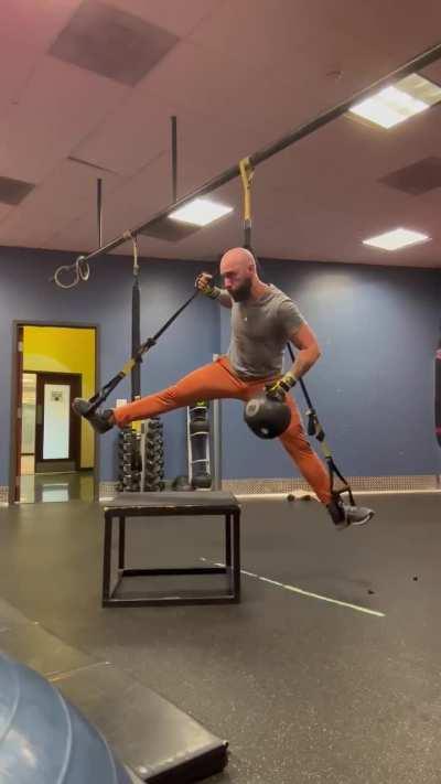 Assuming it's a public gym, why do these idiots gotta be pulling off stupid stunts? Just hit the basic workouts, dude! SMH! 🙄🙄🙄