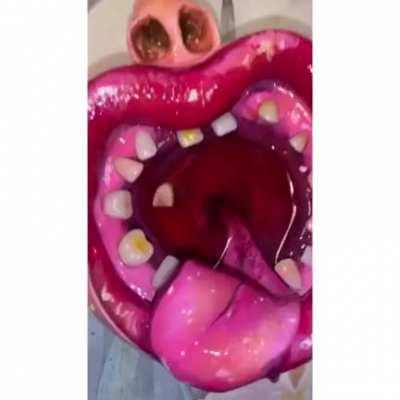 Ashtray that looks like a mouth, nuff’ said