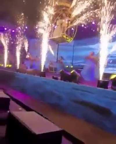 Apni shaadi mey aisa chutiyapa karne sey sakht bachein 😂