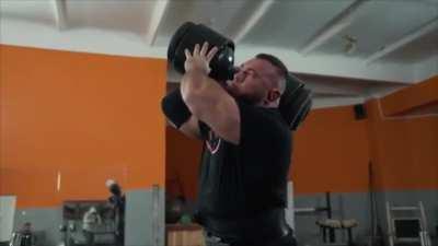 Man lifts the heaviest dumbbell ever