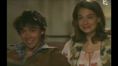 She invites her friends and family to her play, but she doesn't tell them, she's naked in it (Louise Monot - Nos vies rêvées)