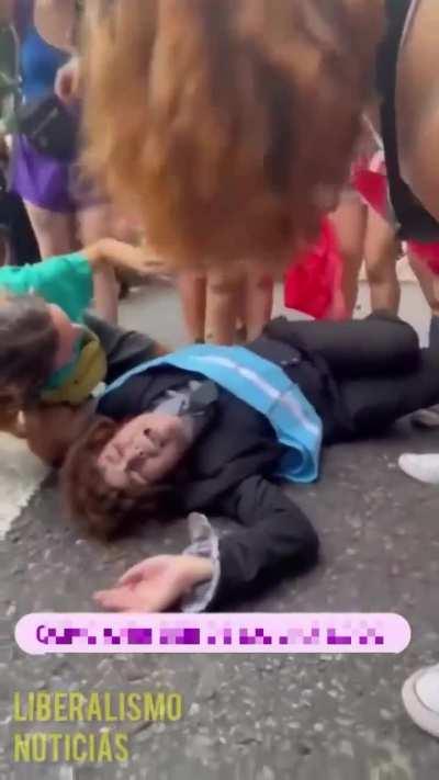 Performance feminista contra Milei