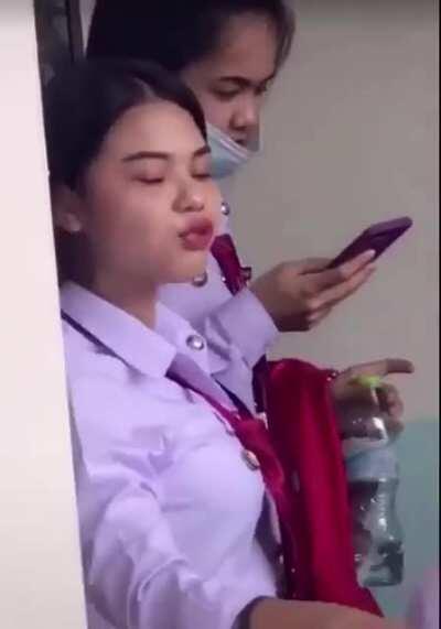 Vejam como essa moça necessita de sorvete