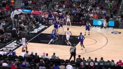 [Highlight] Jalen Green with the ridiculous shot over Zubac in the clutch!