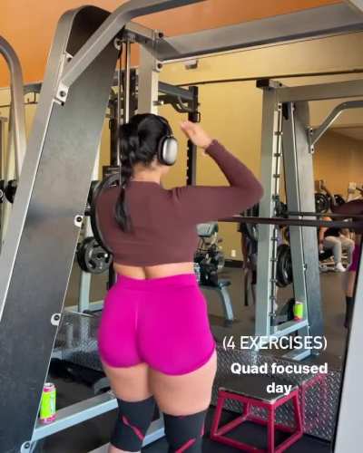 Now she looks bomb asf in this outfit. Better angle too of the cake!