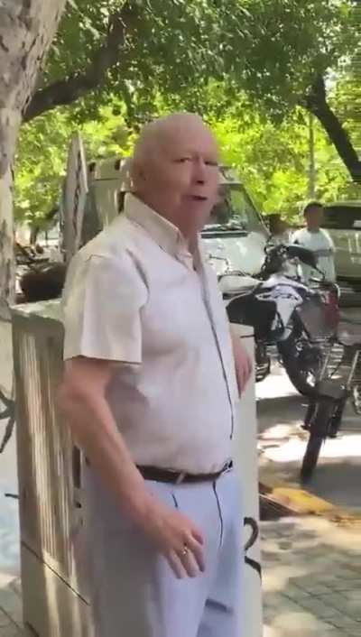 Escracharon a un represor condenado por crímenes de la dictadura que no cumple la prisión domiciliaria