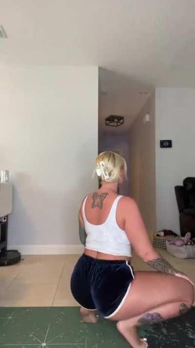 Bouncing That Big Thick Juicy Ass