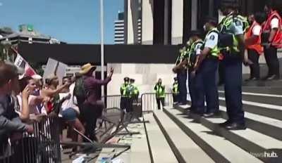 With Fears of a similar Situation to the January 6th Riots, Police lockdown the capital building at an Anti-Lockdown Rally in New Zealand