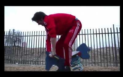 Hijo, porque no te juntas con el vecino? /// El vecino: ....