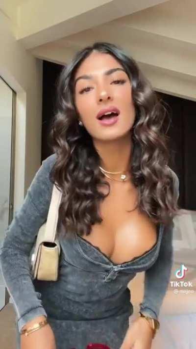 Elisa Maino tette🍐+labbra da pompinara👄