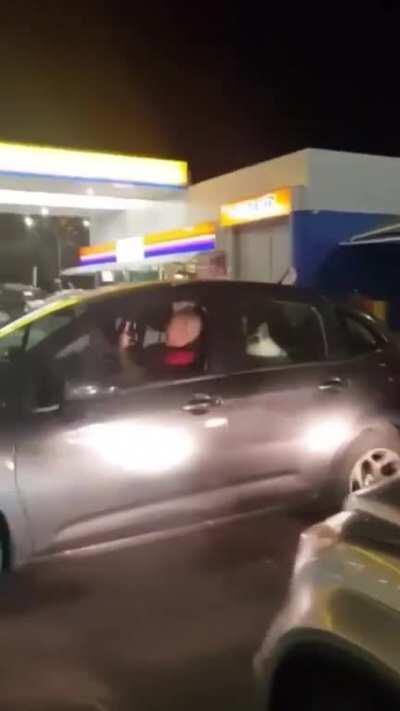 ANIVERSÁRIO SURPRESA PARA O AMADO AUTOR E DIRETOR LEANDRO GOULART NO DIA 06 DE JULHO DE 2020, RIO DE JANEIRO/BR. Fiquei arrepiada com esse vídeo. Olha que coisa mais linda e criativa de demonstrar amor em plena pandemia. Uma festa surpresa drive-in! INSTA