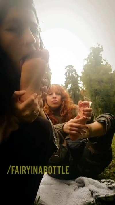 Worship her toes in middle of a public park ! 🌳🐿️