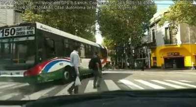 150 cruzando en rojo y contramano